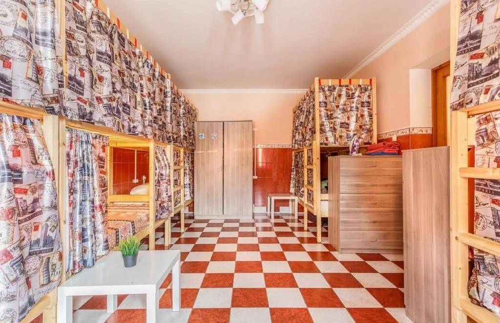 Спальное место на двухъярусной кровати в общем номере для мужчин